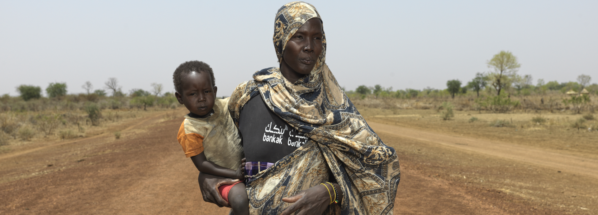 Nyibol aus dem Sudan ist mit Tochter und im sechsten Monat schwanger auf der Flucht in den Südsudan Nyibol Mathiang Deng aus dem Sudan ist mit ihrer Tochter und im sechsten Monat schwanger in den Südsudan geflüchtet.