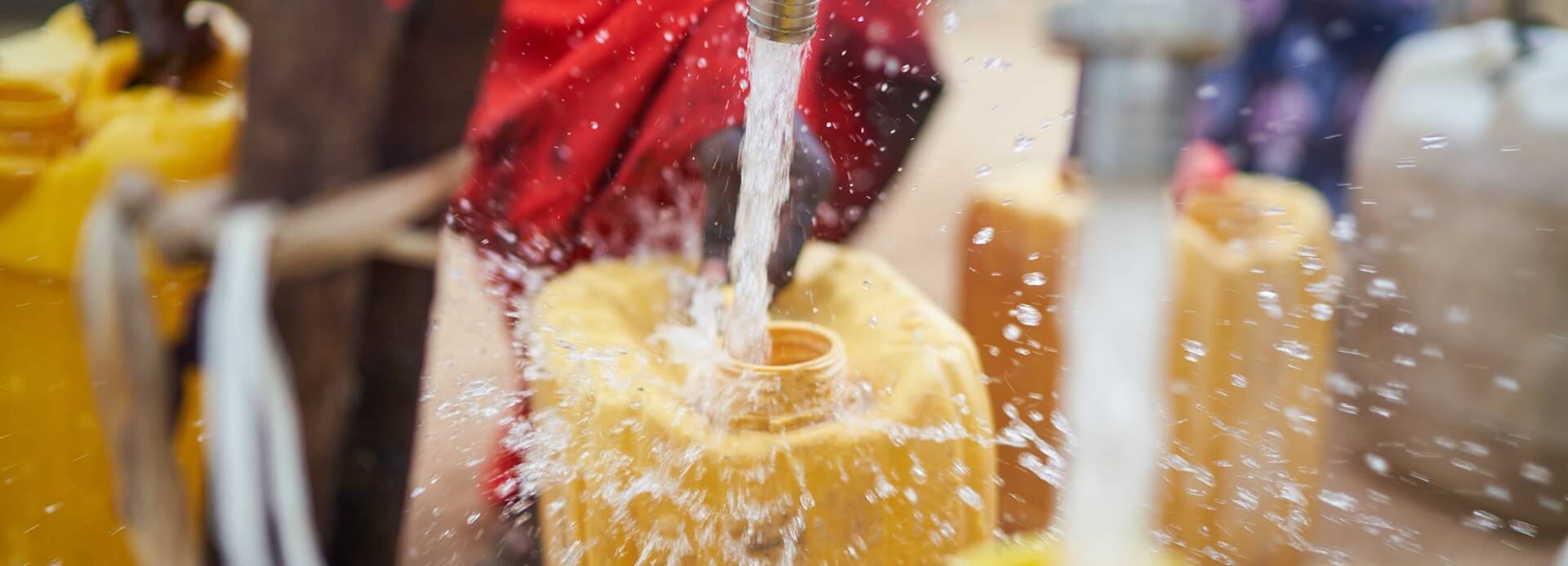 Frisches Trinkwasser wird an sudanesische Geflüchtete im Tschad verteilt.