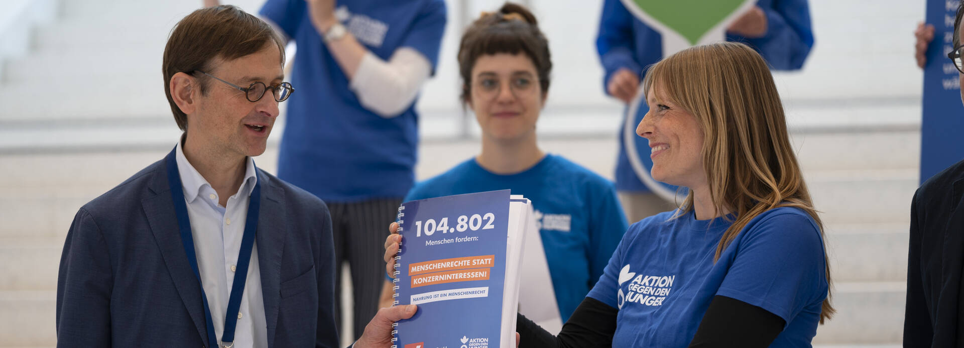 104.802 Unterschriften unserer Petition haben wir am 24. Juni an das Landwirtschaftsministerium übergeben. 104.802 Unterschriften unserer Petition haben wir am 24. Juni an das Landwirtschaftsministerium übergeben.
