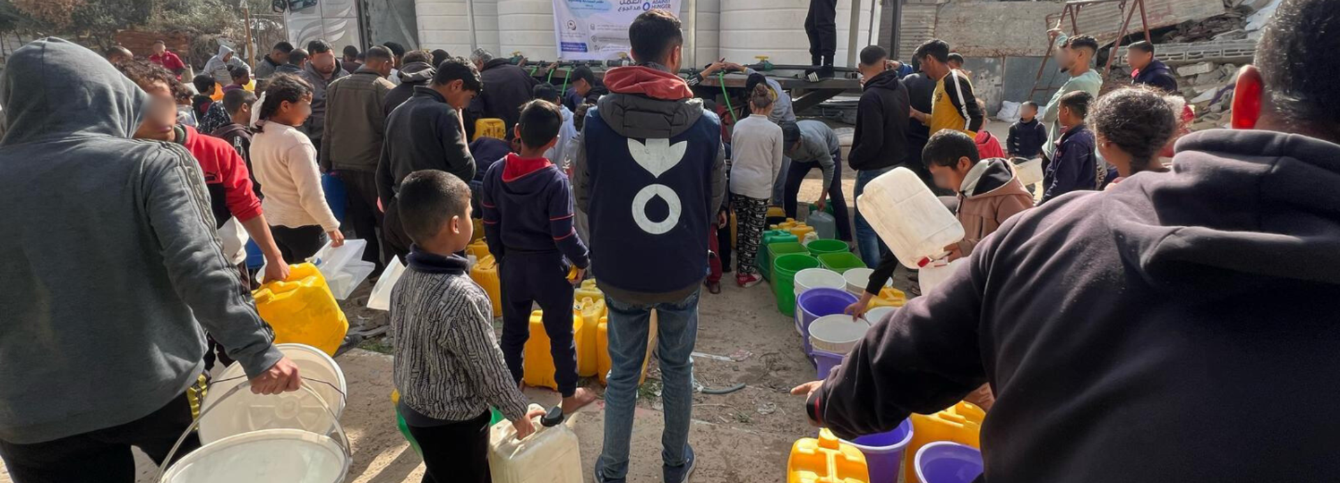 Bisher konnte Aktion gegen den Hunger in Gaza noch Trinkwasser an die Bevölkerung verteilen. Bisher konnte Aktion gegen den Hunger in Gaza noch Trinkwasser an die Bevölkerung verteilen.