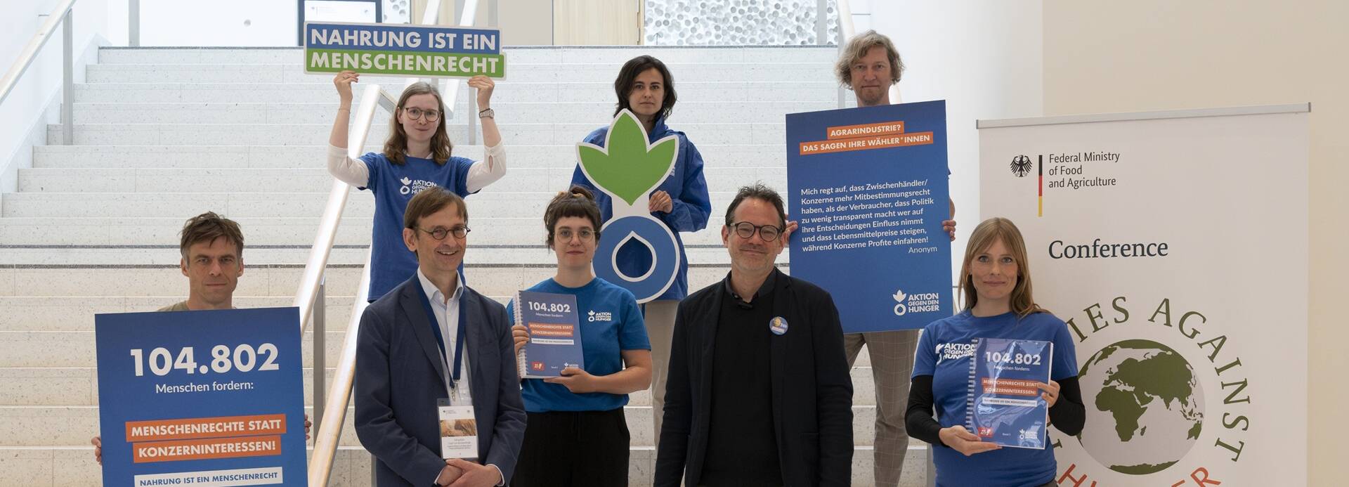 Aktion gegen den Hunger übergibt am 24. Juni 2025 in Berlin 104 802 Unterschriften der Petition "Gesicht zeigen gegen Hunger: Menschenrechte statt Konzerninteressen" an Vertreter der Bundesregierung Petitionsübergabe am 24. Juni 2025 in Berlin: 104 802 Unterschriften für "Gesicht zeigen gegen Hunger" an die Bundesregierung überreicht