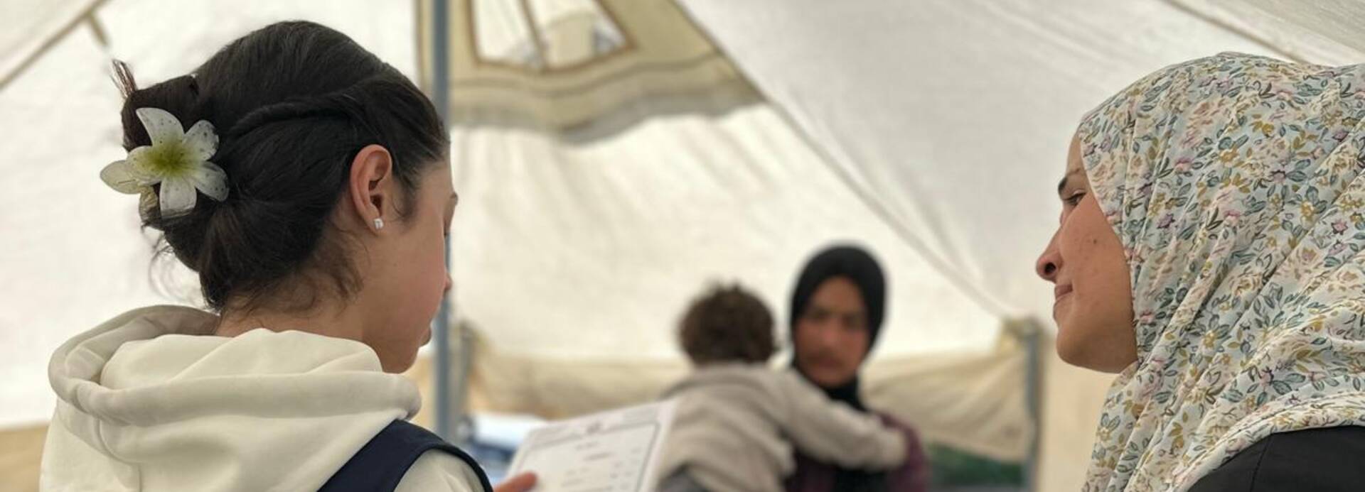 Mitarbeitende von Aktion gegen den Hunger beraten Schwangere und Stillende Mitarbeitende von Aktion gegen den Hunger beraten Schwangere und Stillende trotz der schwierigen Lage so gut es geht.