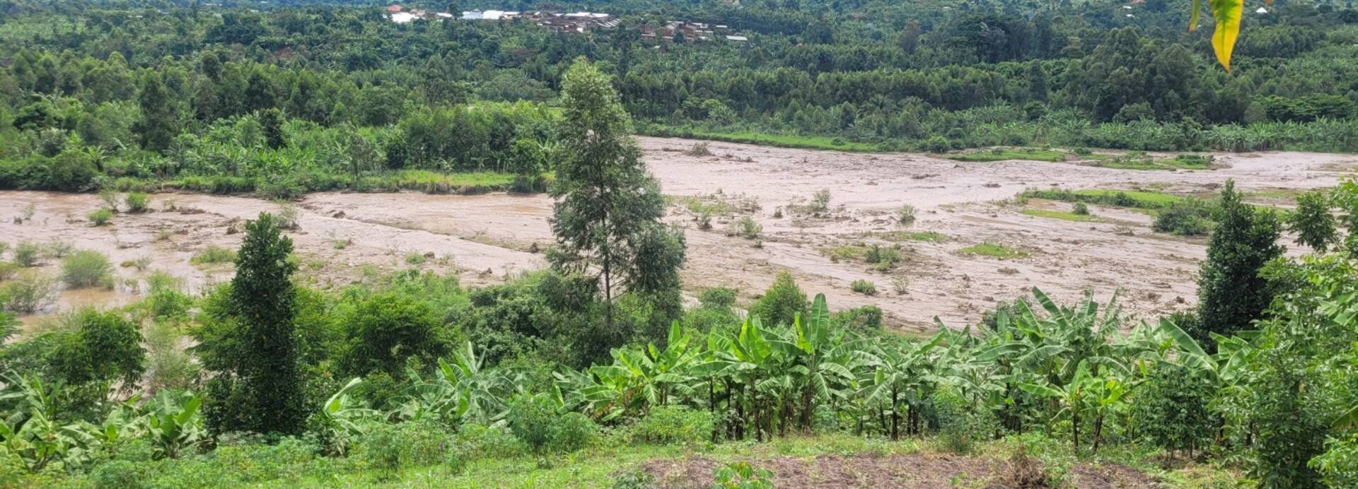 Mit lokalen Lösungen gegen Überschwemmungen in Uganda: Frühwarnsysteme und Notfallpläne stärken Gemeinden im Kasese-Distrikt Überschwemmung im Kasese-Distrikt in Uganda – lokale Gemeinden sind regelmäßig von Flutrisiken betroffen