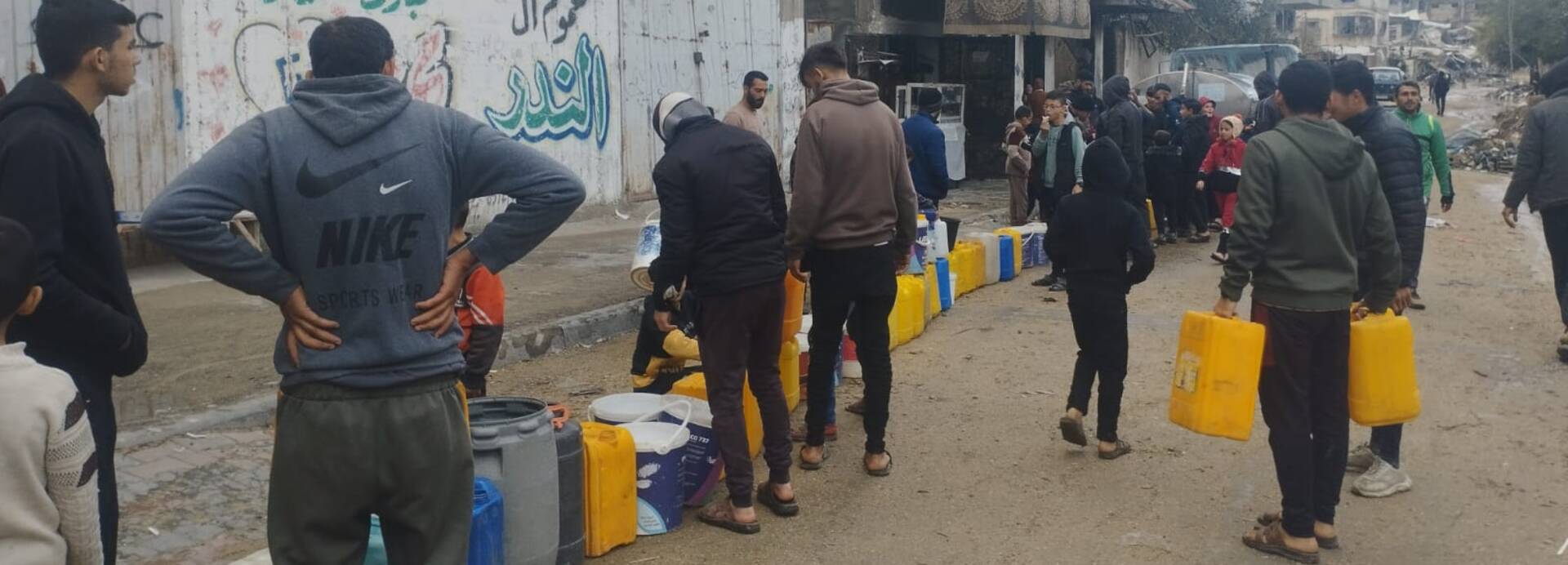 Menschen mit Wasserkanistern in Dschabaliya (Gaza)