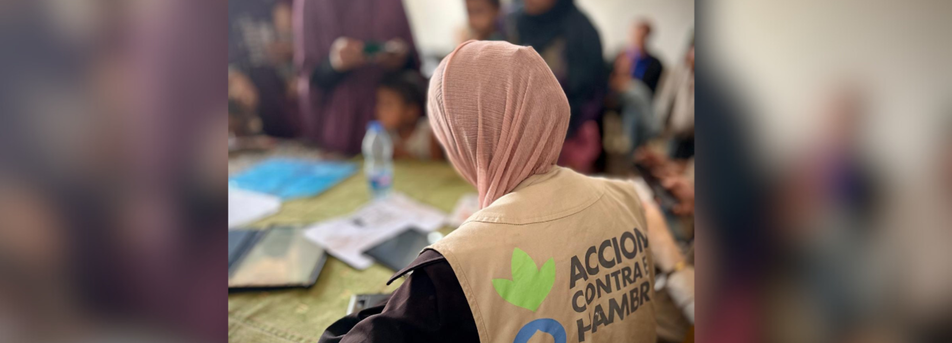 Eine Helferin in Gaza macht Notizen.