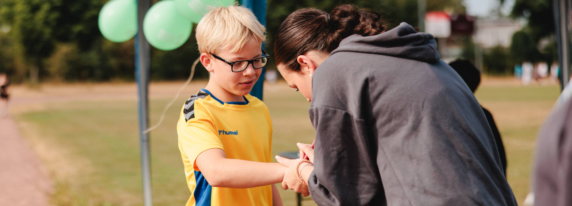 Schüler erhält vor dem Lauf sein Teilnahme-Armband Schüler erhält vor dem Lauf sein Teilnahme-Armband