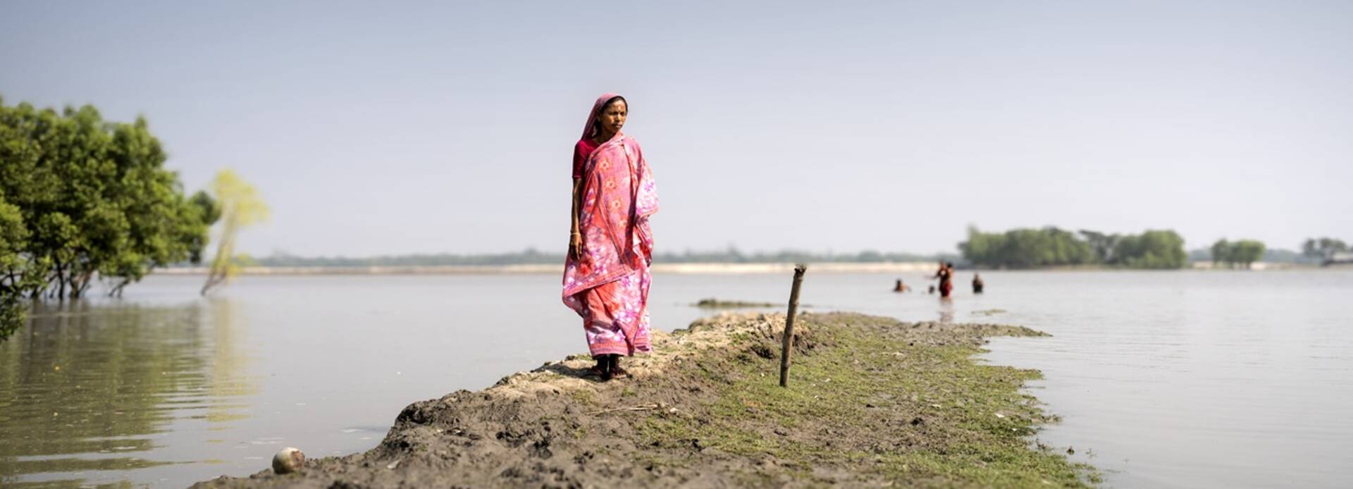 Riku Sana ist Mitglied und Leiterin einer Gemeinschaftsgruppe in der von der Klimakrise stark betroffenen Region Satkhira in Bangladesch. Riku Sana ist Mitglied und Leiterin einer Gemeinschaftsgruppe in der von der Klimakrise stark betroffenen Region Satkhira in Bangladesch.
