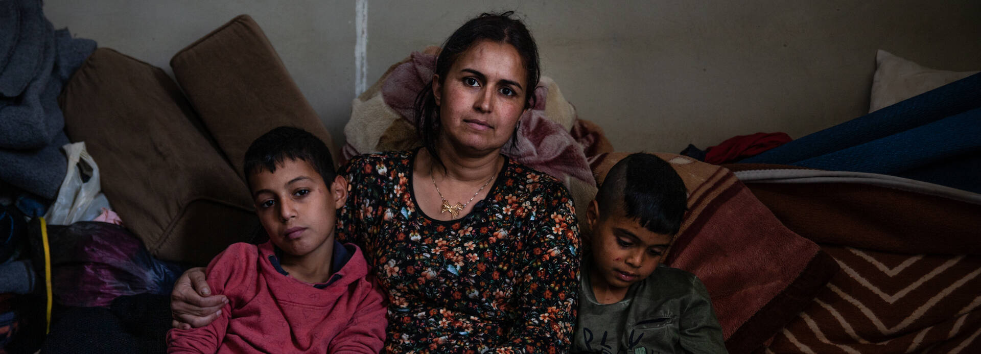 Die syrische Geflüchtete Rima Mohammed Mansour mit ihren Söhnen Ahmad (13, links) und Ali (7, rechts) in ihrem Zimmer der Gemeinschaftsunterkunft Rihaniyeh in Akkar, Nordlibanon, nahe der syrischen Grenze. Die syrische Geflüchtete Rima Mohammed Mansour mit ihren Söhnen Ahmad (13, links) und Ali (7, rechts) in ihrem Zimmer der Gemeinschaftsunterkunft Rihaniyeh in Akkar, Nordlibanon, nahe der syrischen Grenze.