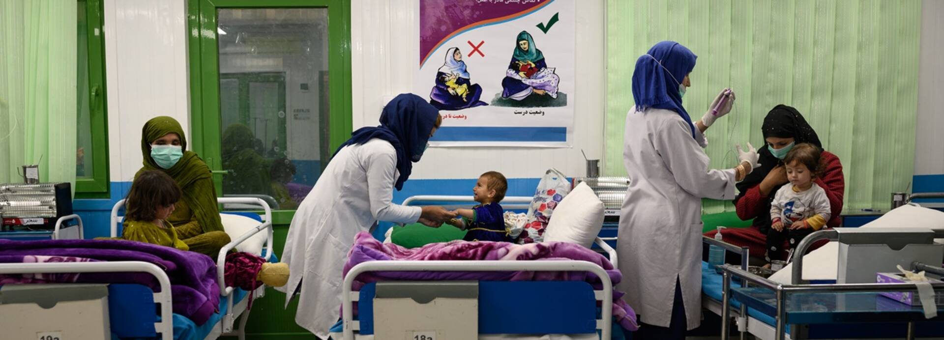 Eine Krankenschwester kümmert sich um ein akut unterernährtes Kind, das an einer Lungenentzündung leidet und mit seiner Mutter in einer stationären Abteilung der therapeutischen Ernährungseinheit von Aktion gegen den Hunger in Kabul sitzt. Eine Krankenschwester kümmert sich um ein akut unterernährtes Kind, das an einer Lungenentzündung leidet und mit seiner Mutter in einer stationären Abteilung der therapeutischen Ernährungseinheit von Aktion gegen den Hunger in Kabul sitzt.