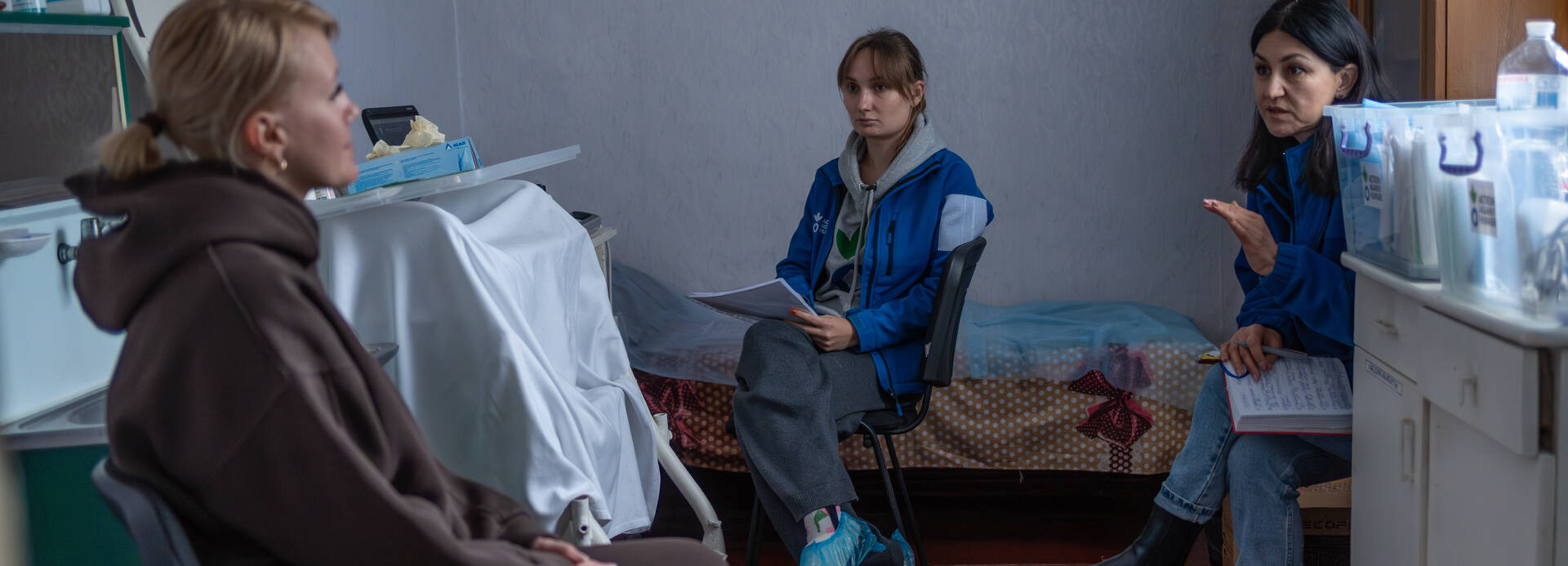 Eine aus Sumy vertriebene Frau bei einer Vorsorgeuntersuchung durch ein mobiles Team von Aktion gegen den Hunger in Kurmany (Oblast Sumy) Eine aus Sumy vertriebene Frau bei einer Vorsorgeuntersuchung durch ein mobiles Team von Aktion gegen den Hunger in Kurmany (Oblast Sumy)