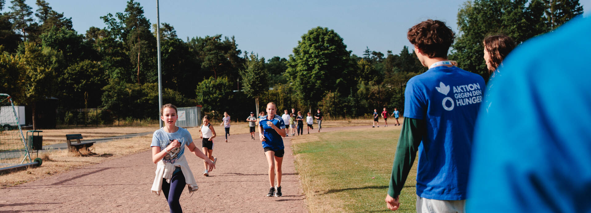 Schüler*innen laufen gegen den Hunger