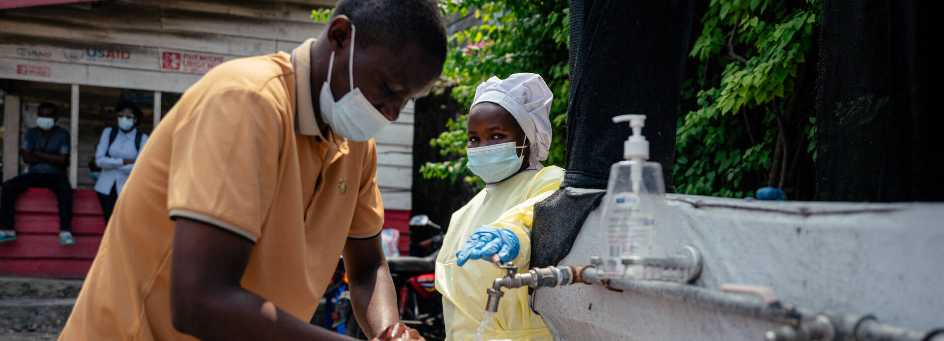 Menschen in der Demokratischen Republik Kongo mit Masken waschen sich die Hände nach Ausbruch des Ebola-Virus. Menschen in der Demokratischen Republik Kongo mit Masken waschen sich die Hände nach Ausbruch des Ebola-Virus.