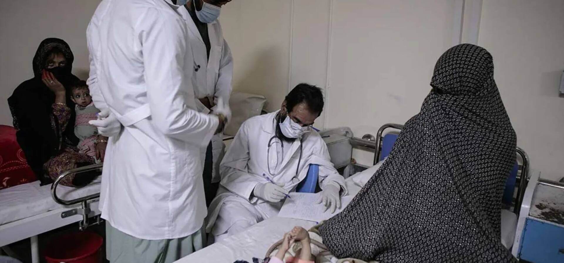 Die zunehmende Unterernährung von Kindern führt dazu, dass die Krankenhäuser in Helmand, Afghanistan, an ihre Kapazitätsgrenzen stoßen Die zunehmende Unterernährung von Kindern führt dazu, dass die Krankenhäuser in Helmand, Afghanistan, an ihre Kapazitätsgrenzen stoßen