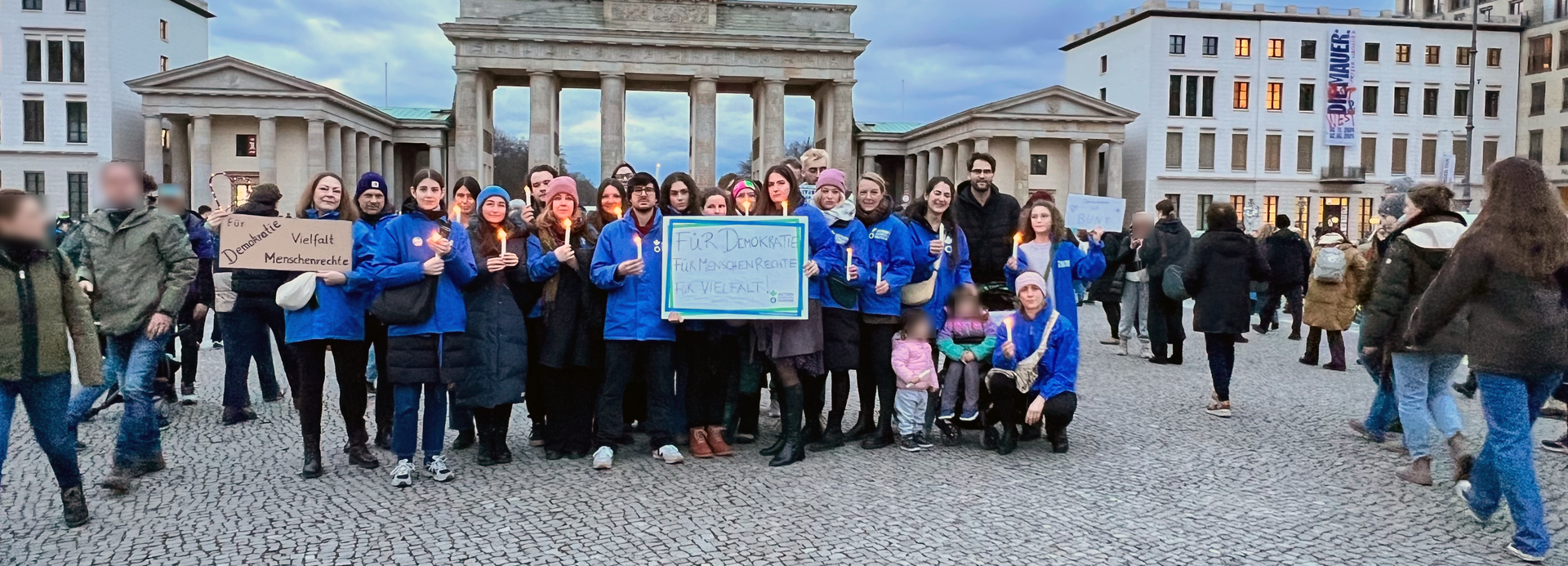 Gruppenbild Aktion gegen den Hunger Demonstration vor dem Brandenburger Tor "Wir sind die Brandmauer!" Gruppenbild Aktion gegen den Hunger Demonstration vor dem Brandenburger Tor "Wir sind die Brandmauer!"
