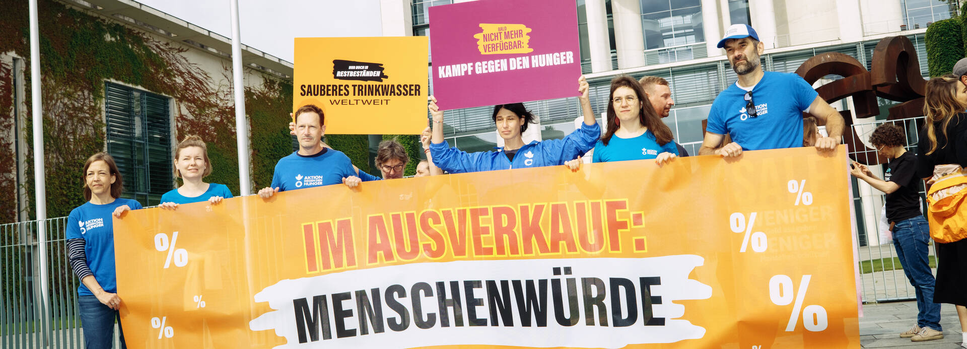 Gemeinsam mit rund 20 Organisationen protestieren wir vor dem Kanzleramt gegen die Kürzungen Gemeinsam mit rund 20 Organisationen protestieren wir vor dem Kanzleramt gegen die Kürzungen