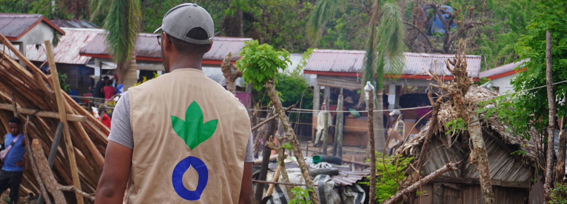 Mitarbeiter von Aktion gegen den Hunger begutachtet durch Zyklon verursachte Schäden in einer Gemeinde in Madagaskar.