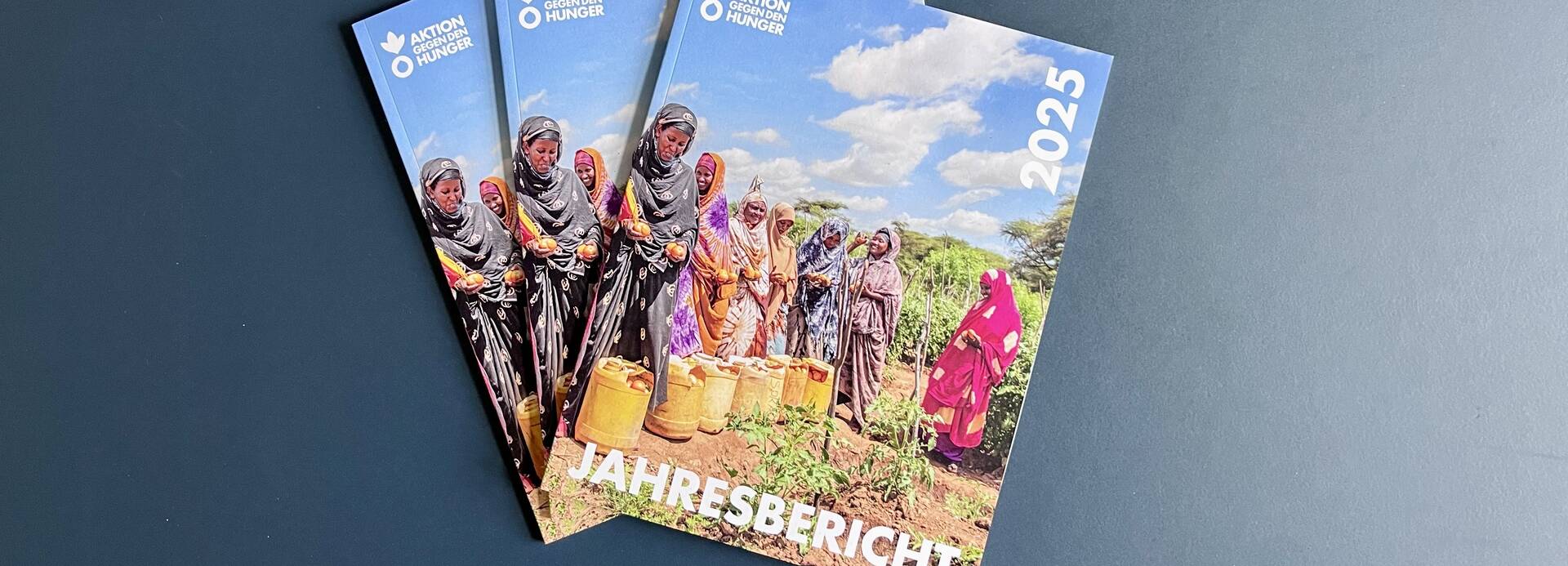 Gedruckte Exemplare Jahresbericht 2025 von Aktion gegen den Hunger