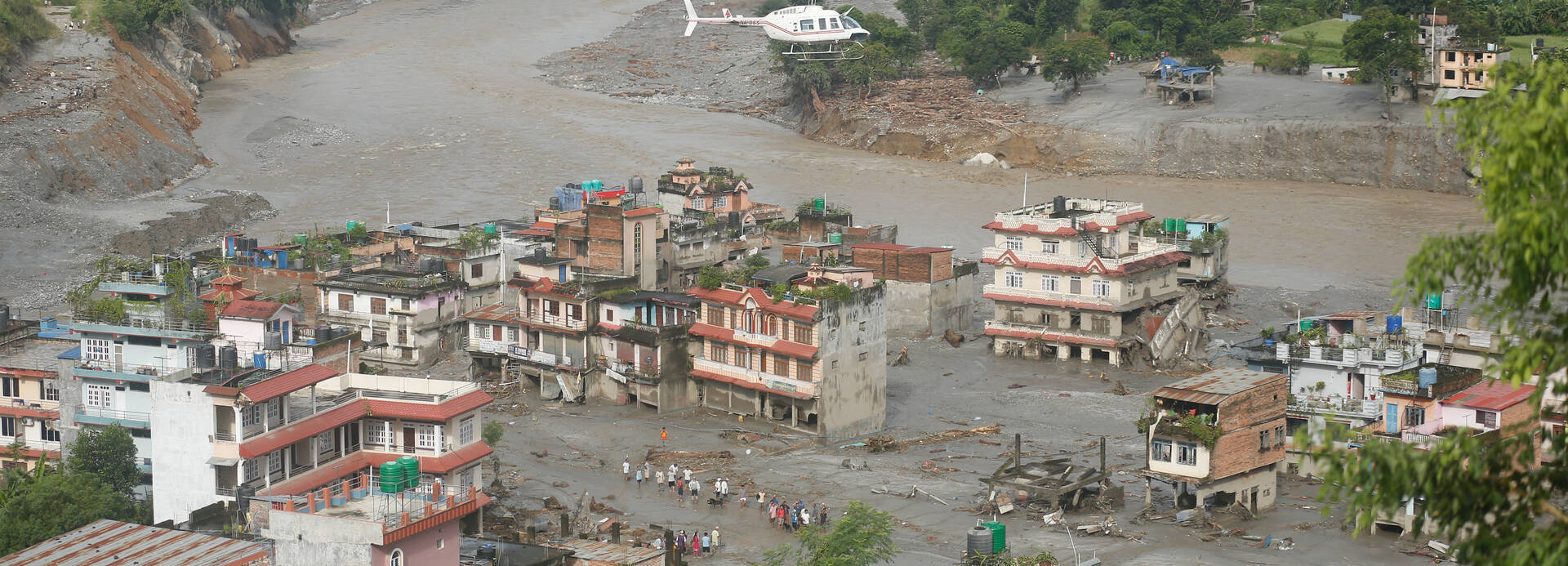 Beschädigte Straße in Nuwakot, Nepal, nach schweren Überschwemmungen infolge eines Gletschersee-Ausbruchs. Beschädigte Straße in Nuwakot, Nepal, nach schweren Überschwemmungen infolge eines Gletschersee-Ausbruchs.