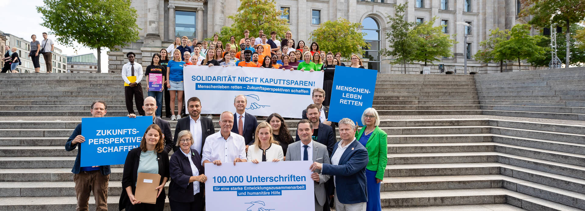 NGO-Bündnis Petitionsübergabe "Solidarität nicht kaputtsparen – internationale Hilfe stärken!" vor dem Bundestag NGO-Bündnis Petitionsübergabe "Solidarität nicht kaputtsparen – internationale Hilfe stärken!" vor dem Bundestag