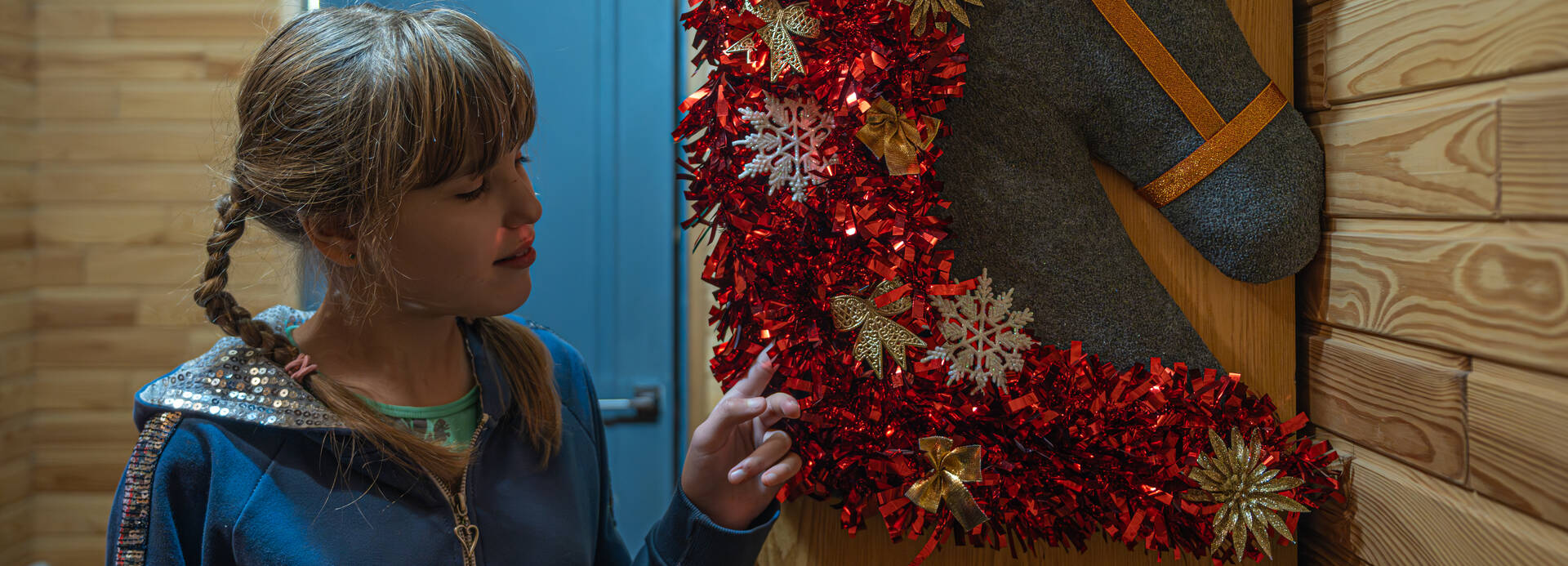 Kind und Weihnachtsdeko in der Ukraine