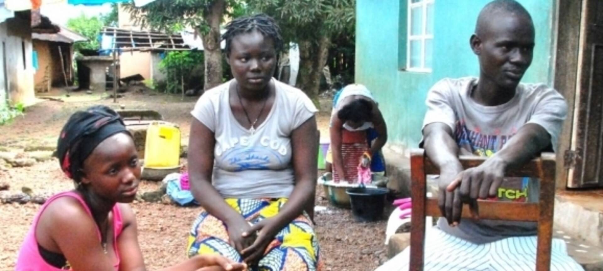 Philipp mit seinen beiden Schwestern vor ihrem Haus in Moyamba