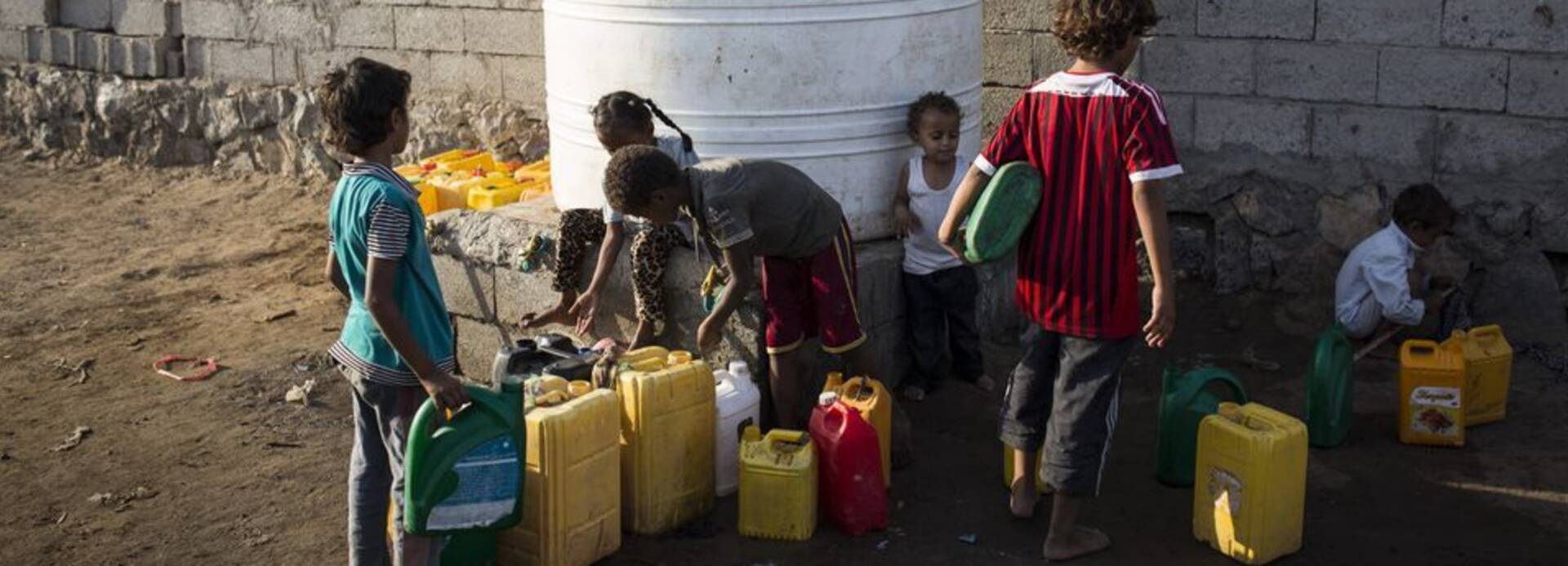 Kinder am Brunnen im Jemen