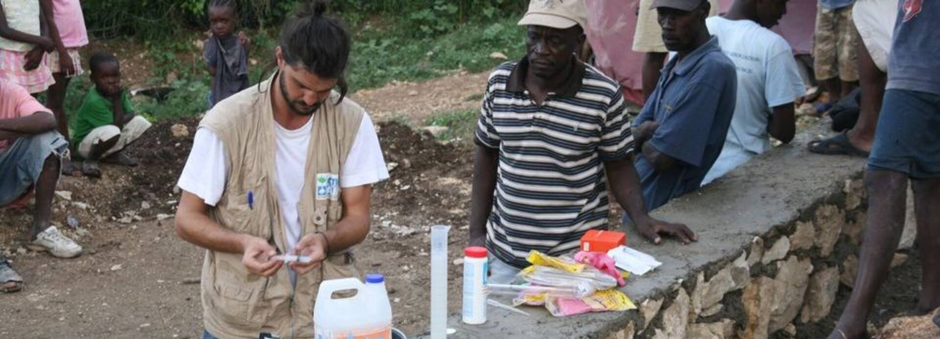 Mitarbeiter von Aktion gegen den Hunger bei Cholera Prävention in Haiti