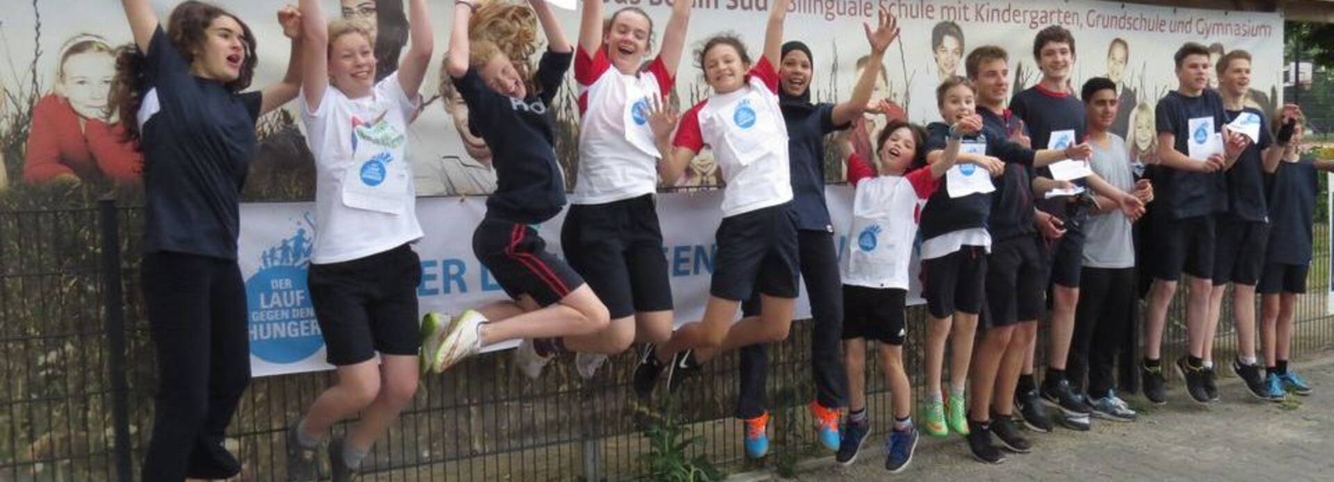 Schüler nehmen am ersten Lauf gegen den Hunger teil.