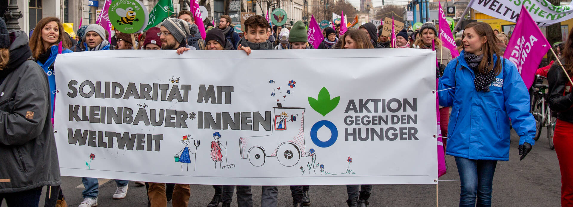 Aktion gegen den Hunger Mitarbeiter*innen demonstrieren.