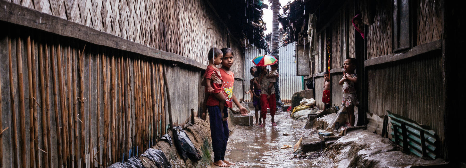 Geflüchtete Rohingya-Kinder suchen Schutz vor dem Regen Geflüchtete Rohingya-Kinder suchen Schutz vor dem Regen