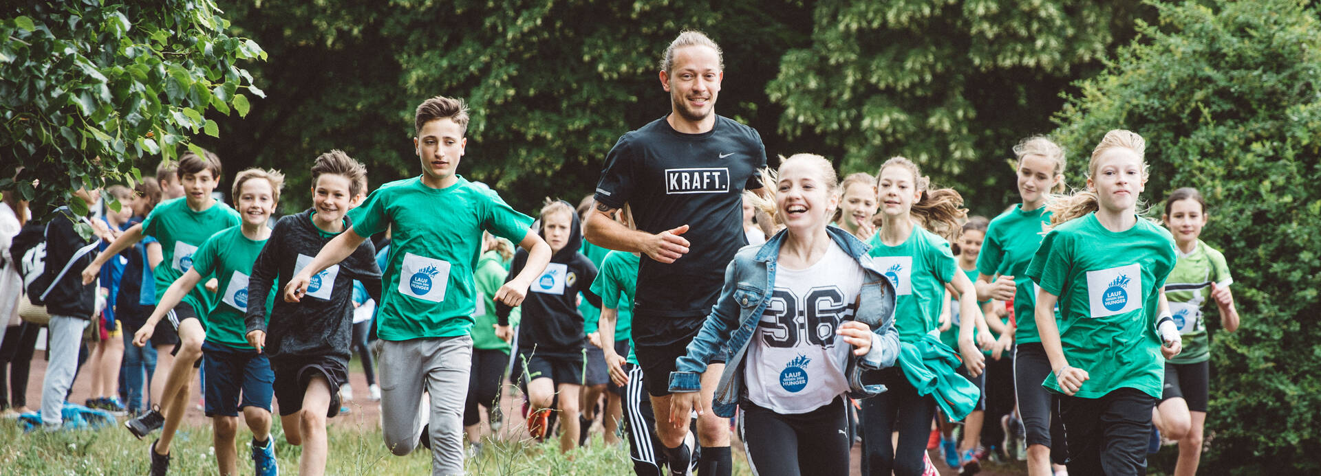 Schüler*innen laufen gegen den Hunger