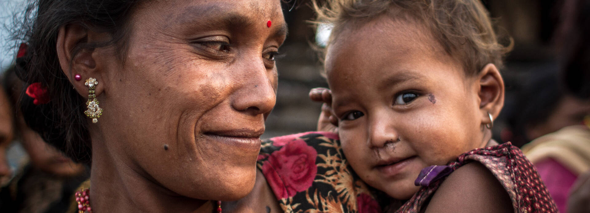 Eine Mutter mit ihrem Kind in Nepal