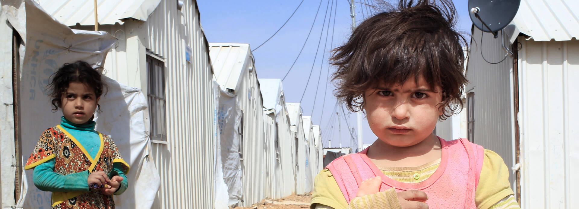 Zwei Mädchen in einem Flüchtlingslager in Jordanien Zwei Mädchen in einem Flüchtlingslager in Jordanien