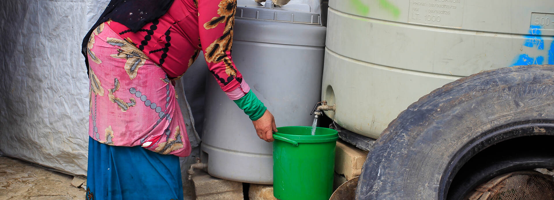 Frau holt Wasser an Wasserstelle im Libanon Frau holt Wasser an Wasserstelle im Libanon