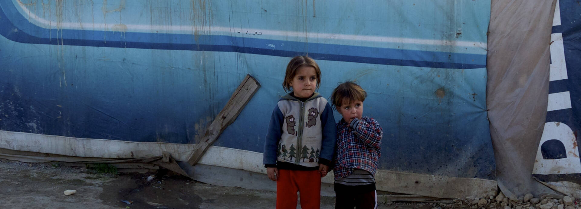 Geschwister halten Händchen in einem Flüchtlingslager im Libanon - sie mussten vor dem Krieg in Syrien fliehen