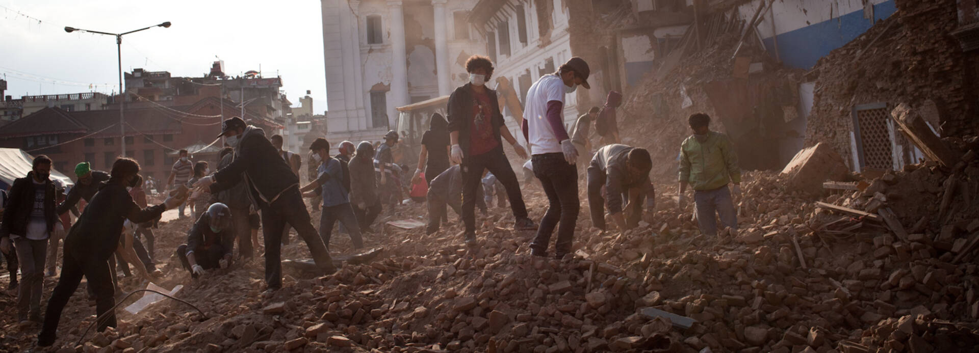 Helfende suchen nach Erdbeben in Nepal 2015 nach Überlebenden