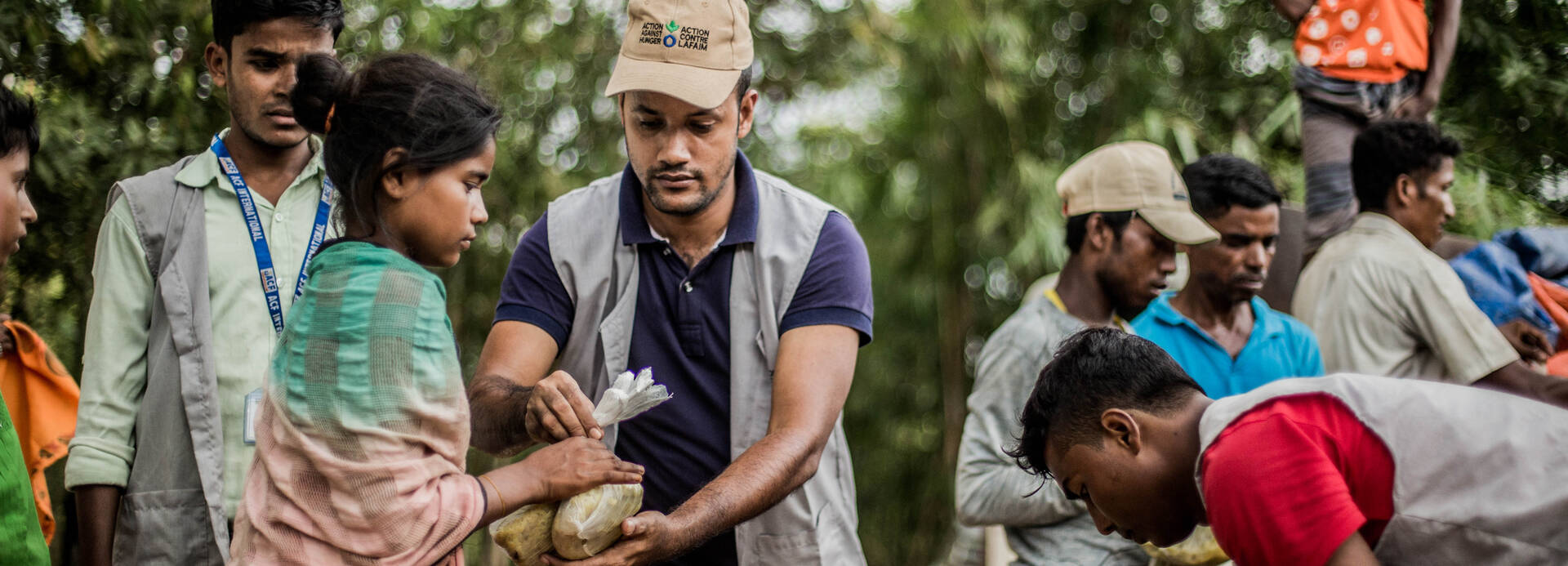 Das Team von Aktion gegen den Hunger hilft Menschen in Not in Bangladesch und verteilt Nahrungsmittel. Das Team von Aktion gegen den Hunger hilft Menschen in Not in Bangladesch und verteilt Nahrungsmittel.