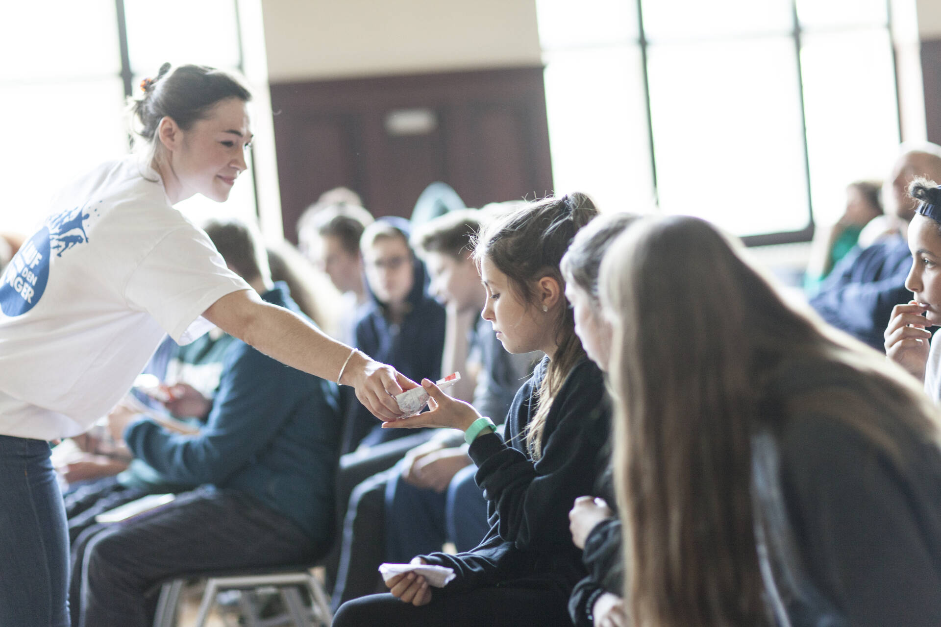 Mitarbeiterin von Aktion gegen den Hunger bei einem Vortrag in einer Schule