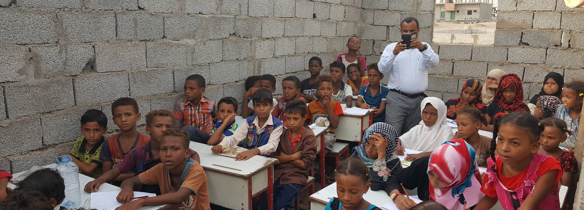 SchülerInnen in einer Schule ohne Dach im Jemen SchülerInnen in einer Schule ohne Dach im Jemen