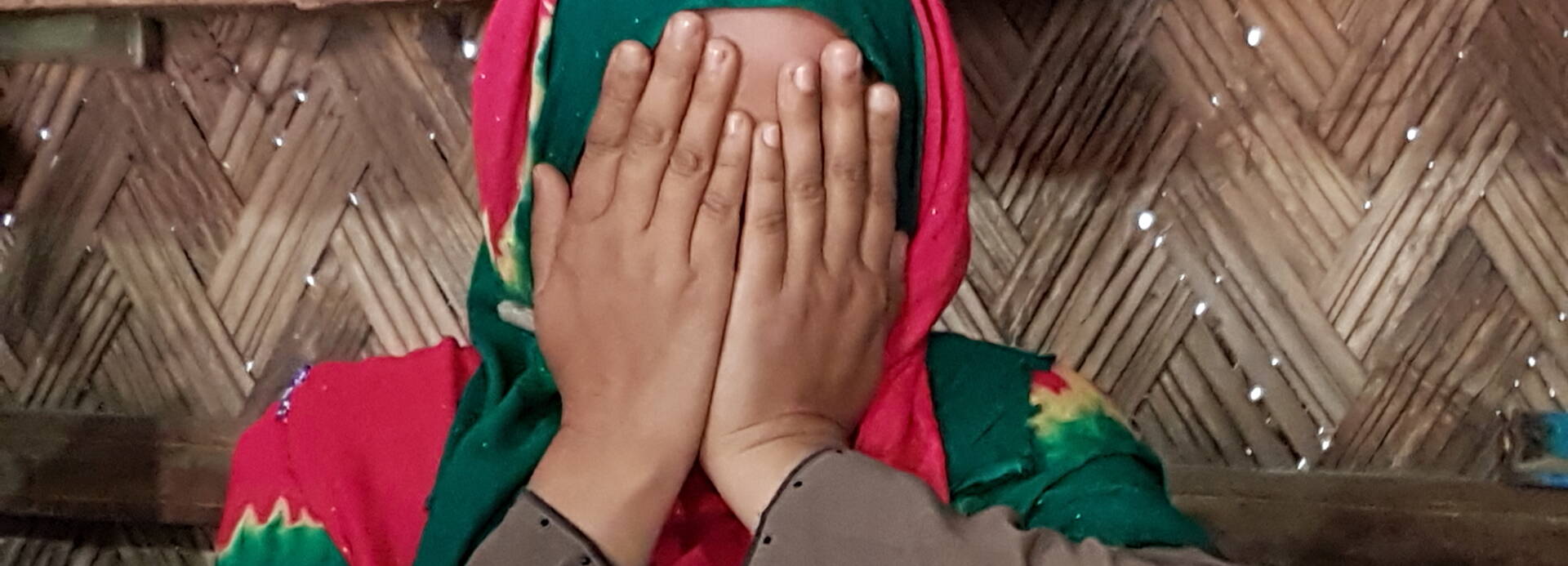 Shamima hält ihre Hände schützend vor ihr Gesicht