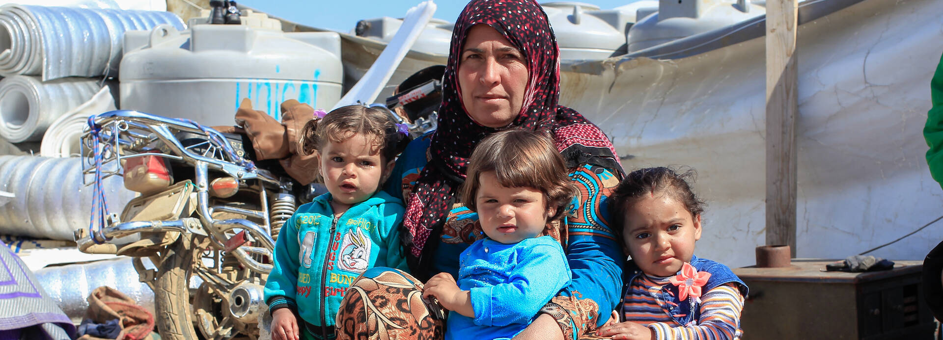 Syrische Flüchtlingsfamilie in einem Flüchtlingslager im Libanon