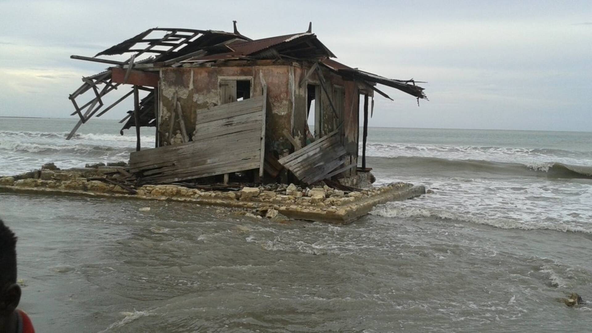 Vom Sturm zerstörte Behausung in den Fluten. Vom Sturm zerstörte Behausung in den Fluten.