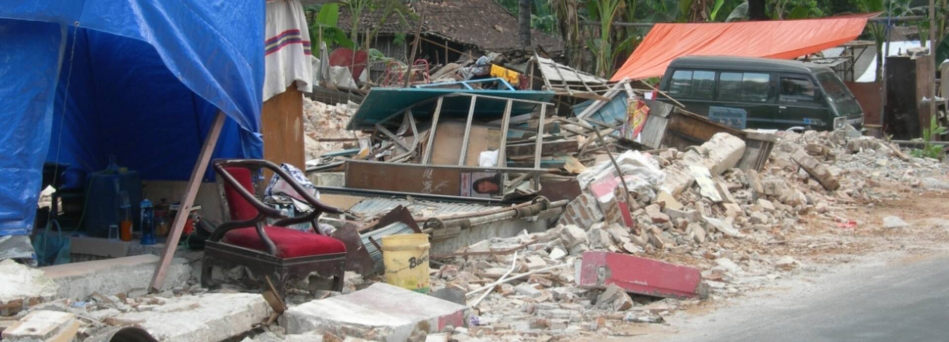 Zerstörung auf der indonesischen Insel Java nach einem Tsunami in 2006