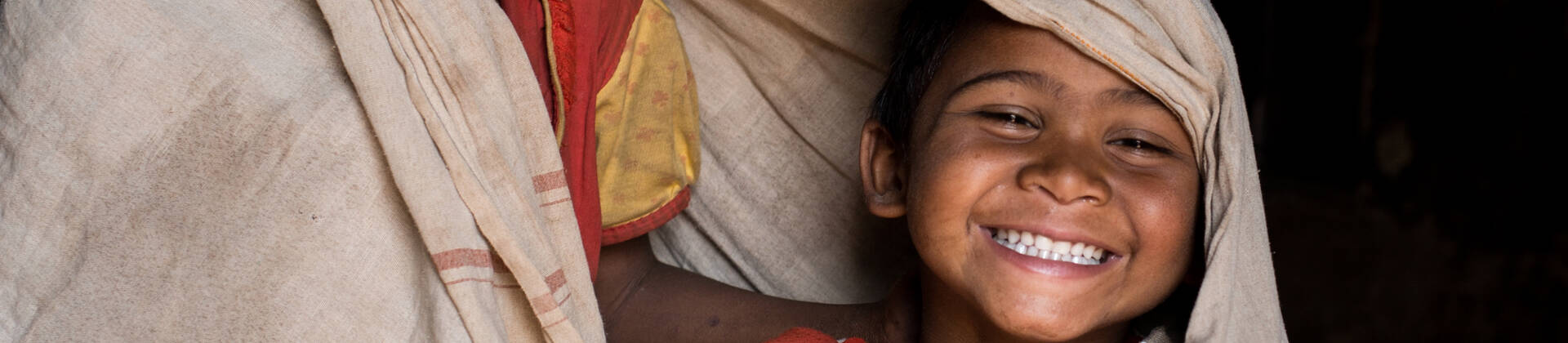 Kinder aus Indien lachen herzlich Kinder aus Indien lachen herzlich