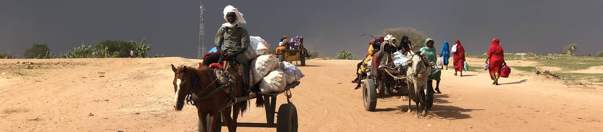 Grenzübergang zwischen Sudan und Tschad: Im Sudan hat sich die größte Geflüchtetenkrise der Welt entwickelt – viele flüchten in den Tschad.