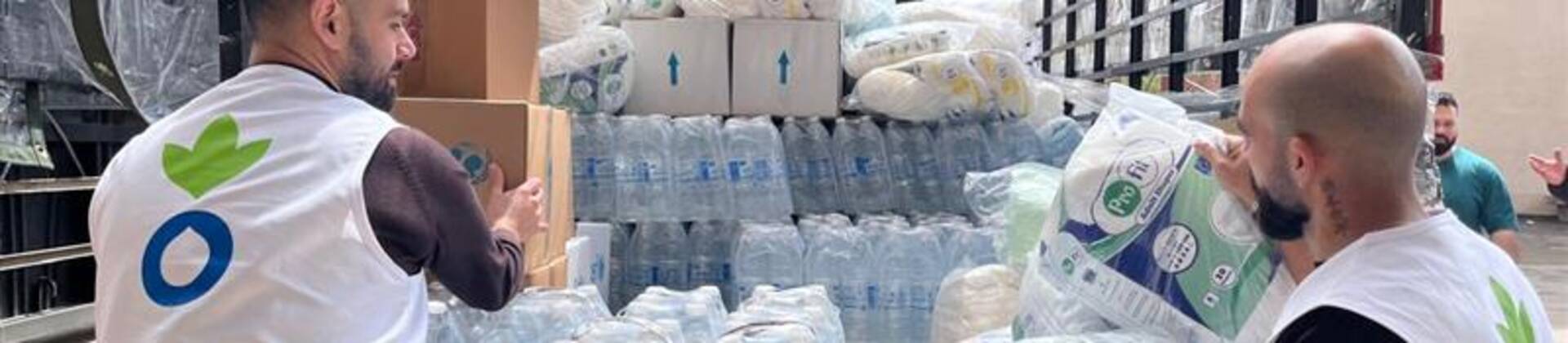 Zwei Mitarbeiter von Aktion gegen den Hunger beim Abladen von Hilfspaketen im Libanon.