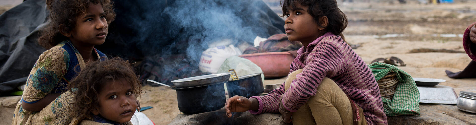 Kinder in Indien sitzen um eine Feuerstelle. Kinder in Indien sitzen um eine Feuerstelle.