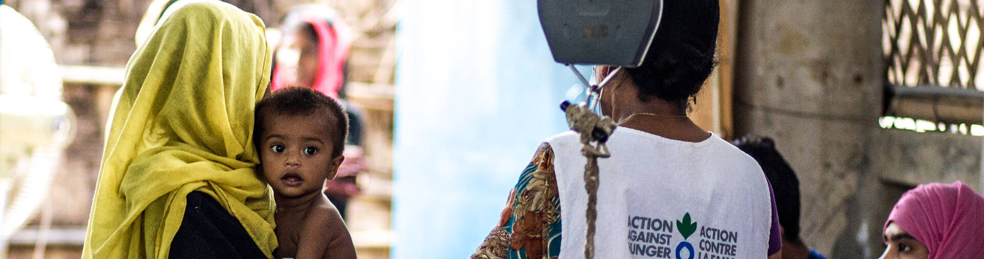 Mutter mit Kind im Rohingya-Flüchtlingscamp in Bangladesch Mutter mit Kind im Rohingya-Flüchtlingscamp in Bangladesch