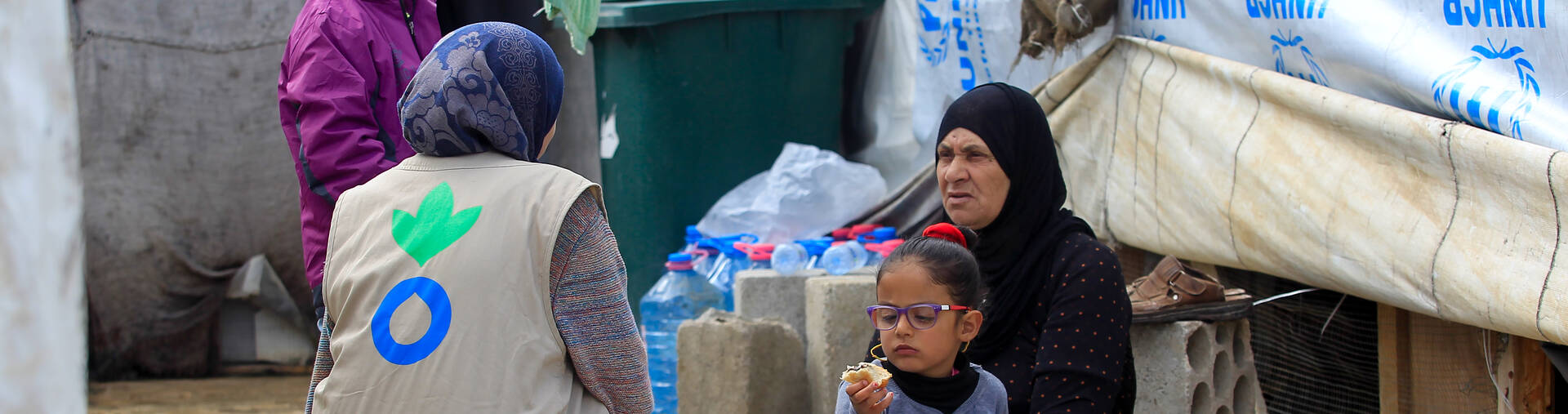 Mitarbeiterin von Aktion gegen den Hunger hilft syrischer Familie