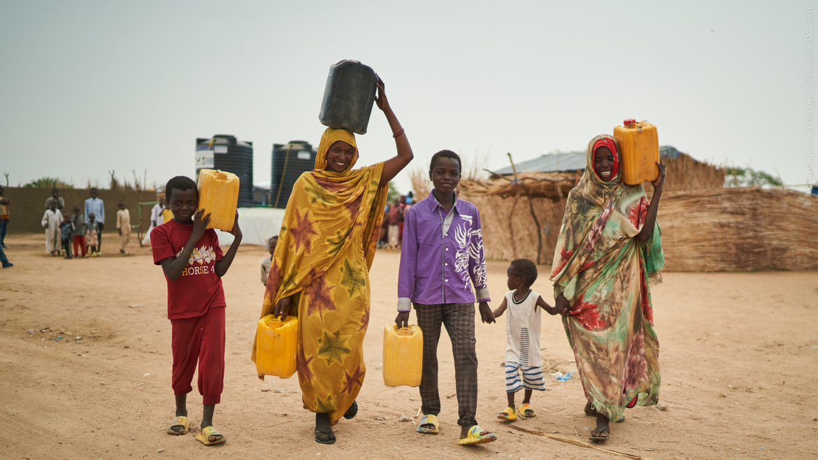 Familie trägt Wasser im Tschad Familie trägt Wasser im Tschad